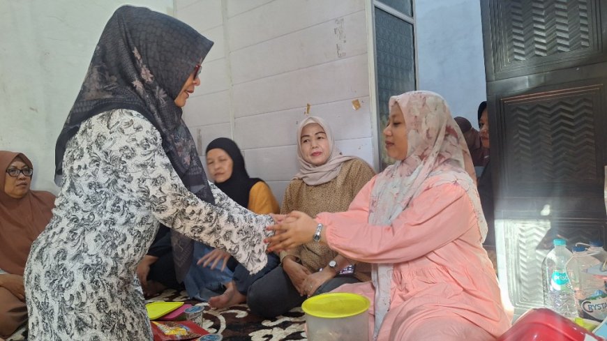 Ketua Majelis Taklim Babul Husna Kunjungi Keluarga Anggota yang Sakit