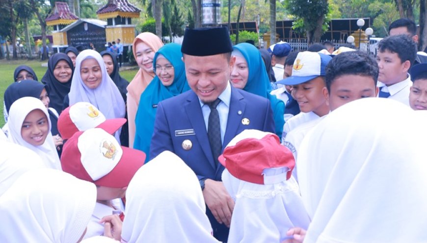 Siswa Kurang Mampu Dapat Seragam Sekolah Gratis Dari Pemko Pekanbaru