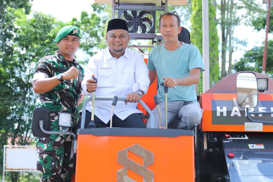 Wabup Syamsurizal Serahkan Dua Unit Mesin Panen Padi Dorong Produktivitas Petani Siak