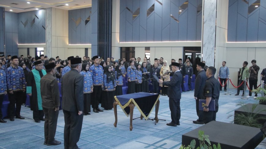 Wako Pekanbaru Resmi Lantik 200 PNS Dan 104 Pejabat Fungsional