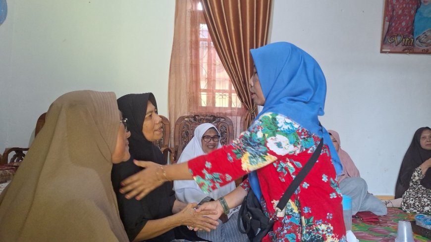 Pengurus Majelis Taklim Babul Husna Sambangi Keluarga yang Sakit