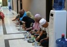 Jemaah Haji Kampar Makan Batobo Di Lorong Kamar Hotel