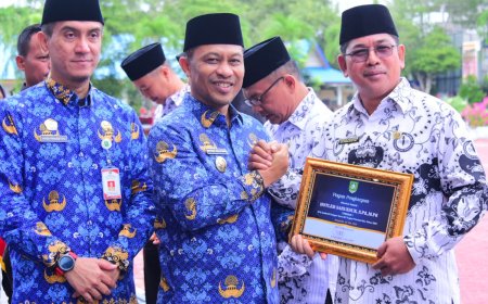 Apel Hardiknas Pemkab Bengkalis Serahkan Penghargaan Bagi Insan Pendidikan