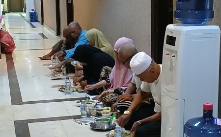 Jemaah Haji Kampar Makan Batobo Di Lorong Kamar Hotel