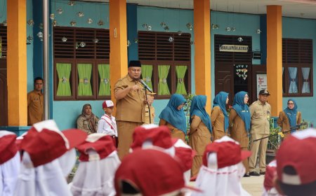 Wakil Bupati Siak Kembali Bagikan Seragam Sekolah Gratis, Perkuat Layanan Pendidikan