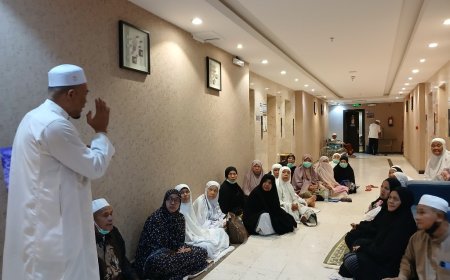 Jemaah Haji Kampar Shalat Berjamaah Di Lorong Hotel