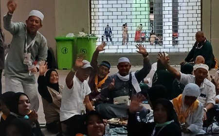 Usai Melontar Tiga Jamarat, Jemaah Haji Kampar Nikmati Makan Bersama Lesehan Di Area  Jamarat