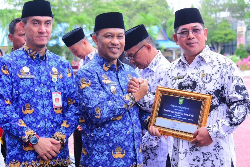 Apel Hardiknas Pemkab Bengkalis Serahkan Penghargaan Bagi Insan Pendidikan