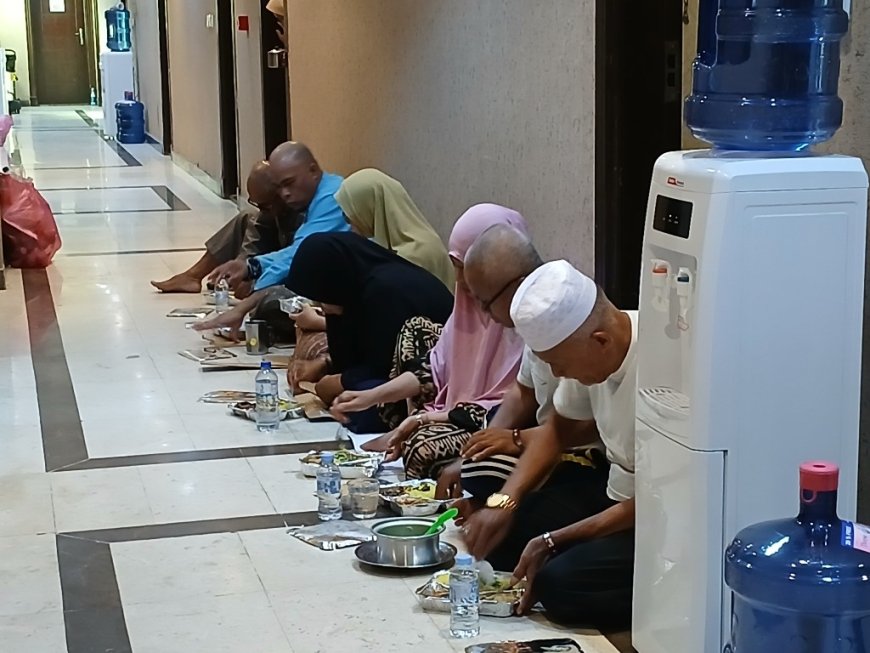 Jemaah Haji Kampar Makan Batobo Di Lorong Kamar Hotel