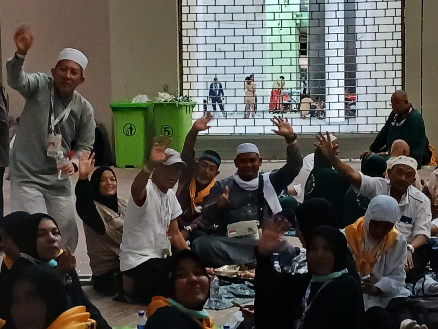 Usai Melontar Tiga Jamarat, Jemaah Haji Kampar Nikmati Makan Bersama Lesehan Di Area  Jamarat