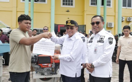 Bupati Rokan Hilir Serahkan Bantuan Alat Pertanian Dari Kementerian Pertanian