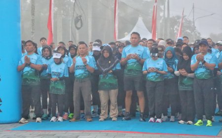 Pagi berkabut, Bupati Afni Lepas Road To Bhayangkara Run 2026 di Kota Siak