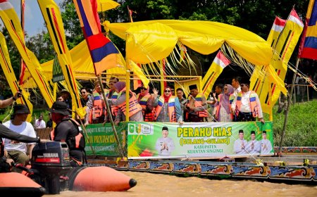 Bupati Bengkalis Saksikan Perahu Begandong Bengkalis Di Pawai Perahu Hias Kuansing