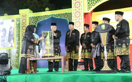 Bupati Kasmarni Serahkan Piala Bergilir Titip Harapan Besar Kepada Kafilah Bengkalis