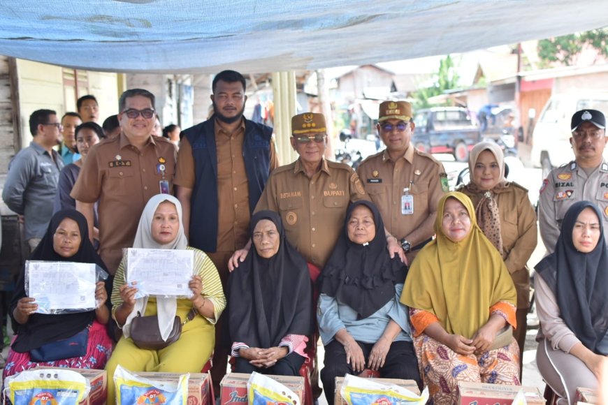 Tinjau Korban Kebakaran Bupati Rohil Pastikan Pemkab Siap Fasilitasi