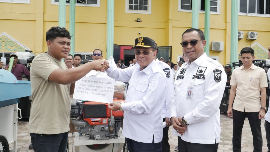 Bupati Rokan Hilir Serahkan Bantuan Alat Pertanian Dari Kementerian Pertanian