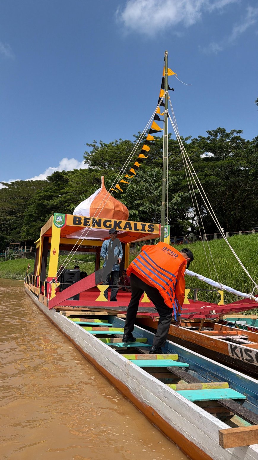 Bupati Bengkalis Saksikan Perahu Begandong Bengkalis Di Pawai Perahu Hias Kuansing