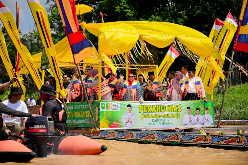 Bupati Bengkalis Saksikan Perahu Begandong Bengkalis Di Pawai Perahu Hias Kuansing