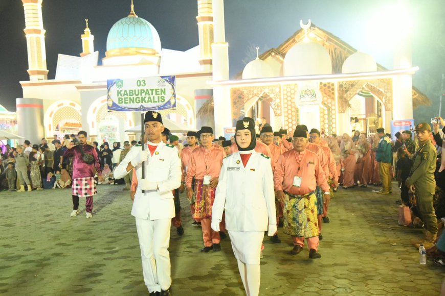 Bupati Kasmarni Serahkan Piala Bergilir Titip Harapan Besar Kepada Kafilah Bengkalis