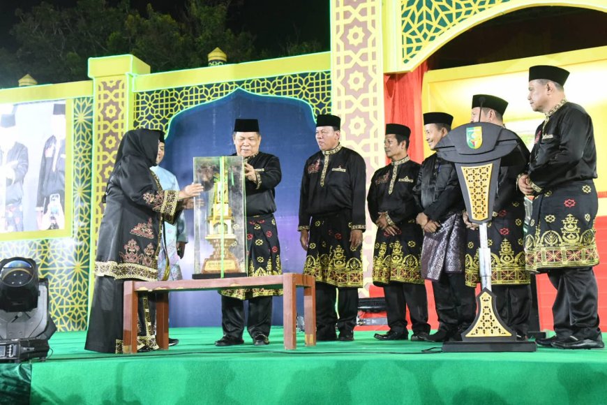 Bupati Kasmarni Serahkan Piala Bergilir Titip Harapan Besar Kepada Kafilah Bengkalis