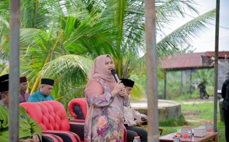Bupati Bengkalis Serahkan Bantuan Puting Beliung Desa Api Api