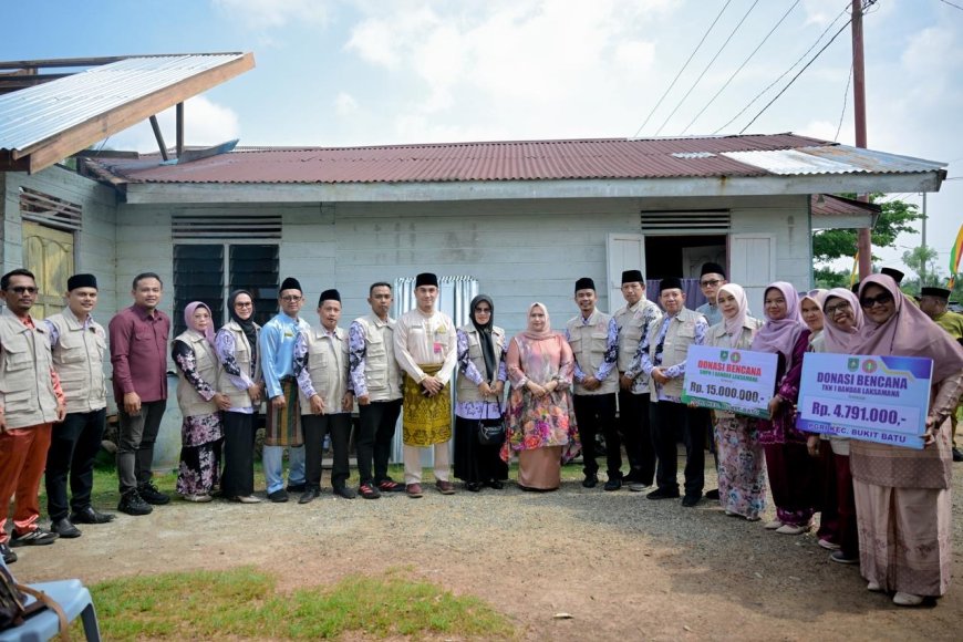 Bupati Bengkalis Serahkan Bantuan Puting Beliung Desa Api Api