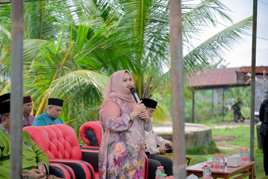 Bupati Bengkalis Serahkan Bantuan Puting Beliung Desa Api Api