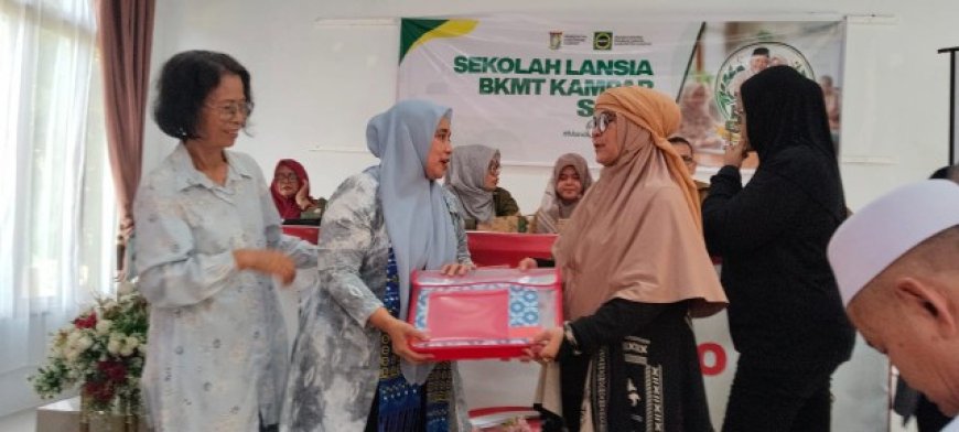 Penyerahan Peralatan ATK Kepada Kepala Sekolah Lansia Salo Netty Mindrayani