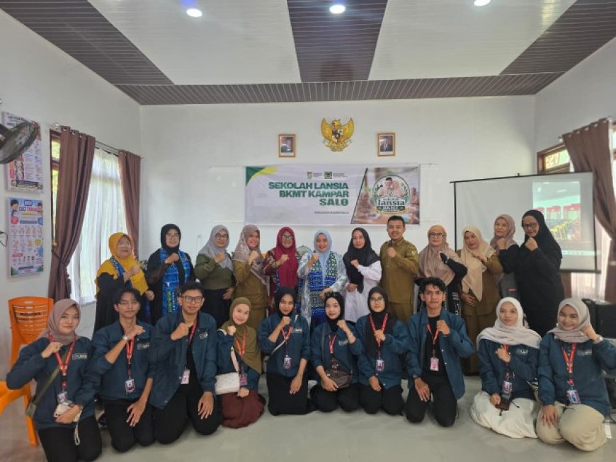 Pengurus BKMT Kabupaten Kampar Foto Bersama Kepala Desa Salo, Perangkat Sekolah Lansia dan para Fasilitator