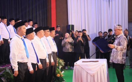 Wako Pekanbaru Lantik Puluhan RT RW Camat Kulim Pesan Layani Masyarakat