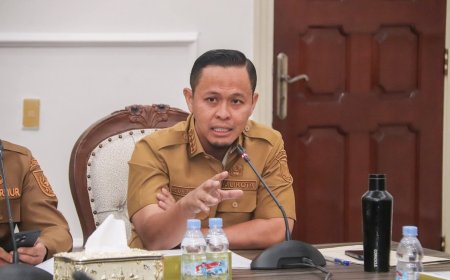 Ketua RT RW Pekanbaru Terima HP Demi Layanan Digital