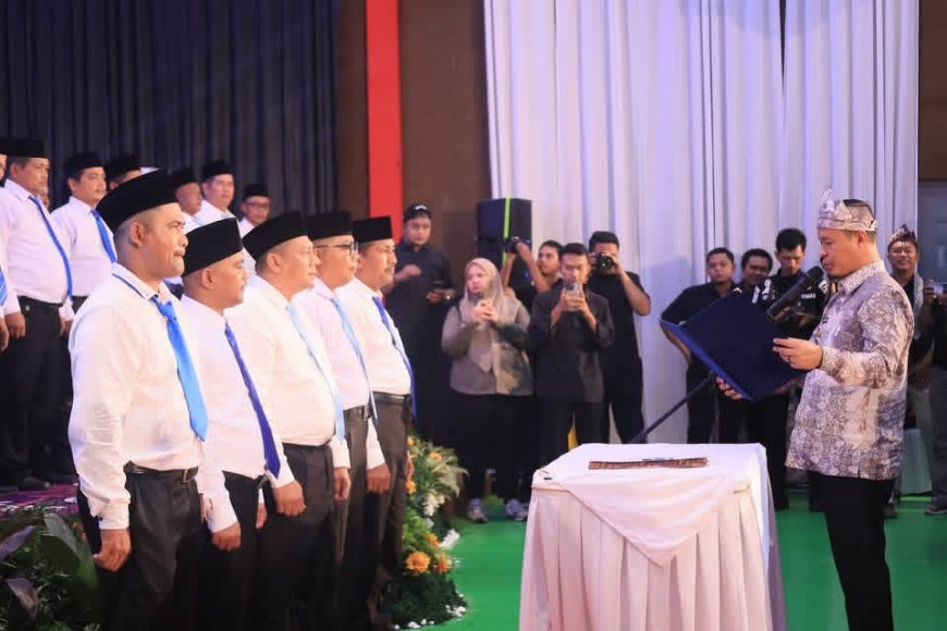 Wako Pekanbaru Lantik Puluhan RT RW Camat Kulim Pesan Layani Masyarakat