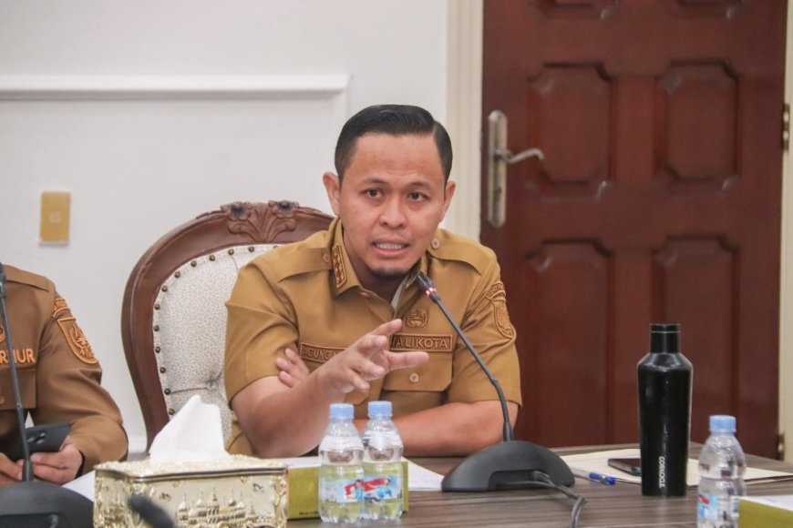 Ketua RT RW Pekanbaru Terima HP Demi Layanan Digital