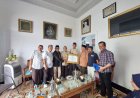Ketua JMSI Riau Sambangi UAS Serahkan Tropi  dan Sertifikat Anugerah Voice of The  Ummah