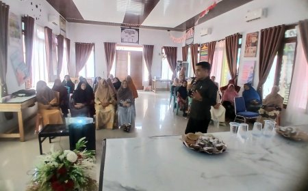 Ketua KPU Kampar Ajari Lansia Salo Cerdas Memilih