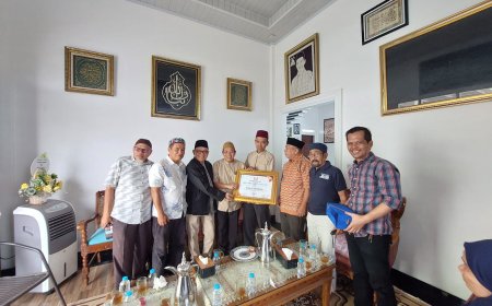 Ketua JMSI Riau Sambangi UAS Serahkan Tropi  dan Sertifikat Anugerah Voice of The  Ummah