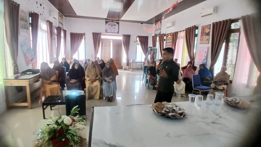 Ketua KPU Kampar Ajari Lansia Salo Cerdas Memilih