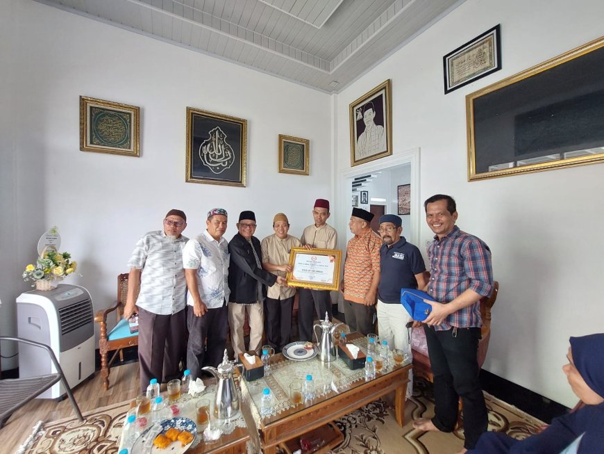 Ketua JMSI Riau Sambangi UAS Serahkan Tropi  dan Sertifikat Anugerah Voice of The  Ummah