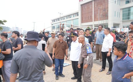 Bupati Rohil Tinjau Langsung Kebakaran Warung di Baganbatu