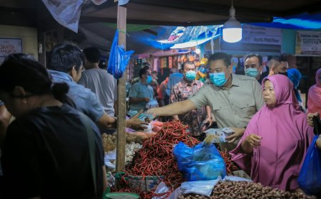 Wawako Pekanbaru Bagikan Masker di Pasar Cik Puan