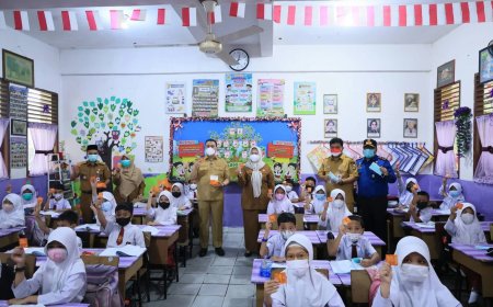 Wawako Pekanbaru Tinjau PTM Terbatas Serta Bagikan Masker dan Vitamin