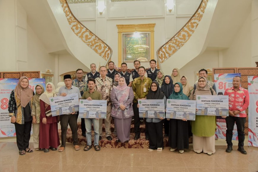 Dorong Pengolahan Perikanan Bupati Bengkalis Bantu Chest Freezer