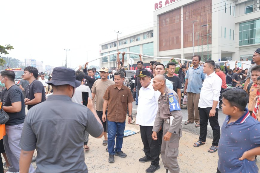 Bupati Rohil Tinjau Langsung Kebakaran Warung di Baganbatu