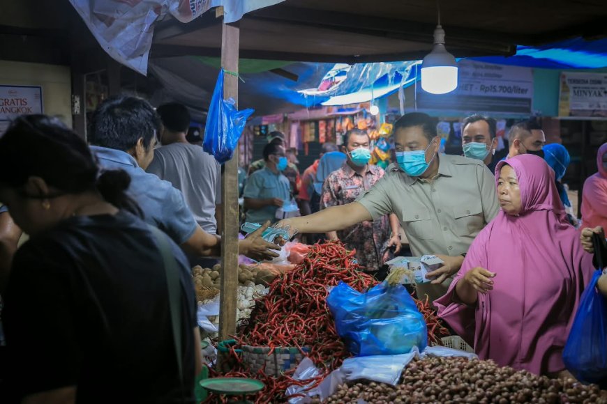Wawako Pekanbaru Bagikan Masker di Pasar Cik Puan