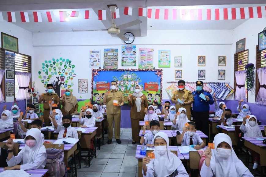 Wawako Pekanbaru Tinjau PTM Terbatas Serta Bagikan Masker dan Vitamin